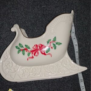 Lenox holiday sleigh centerpiece in great condition with gold trim